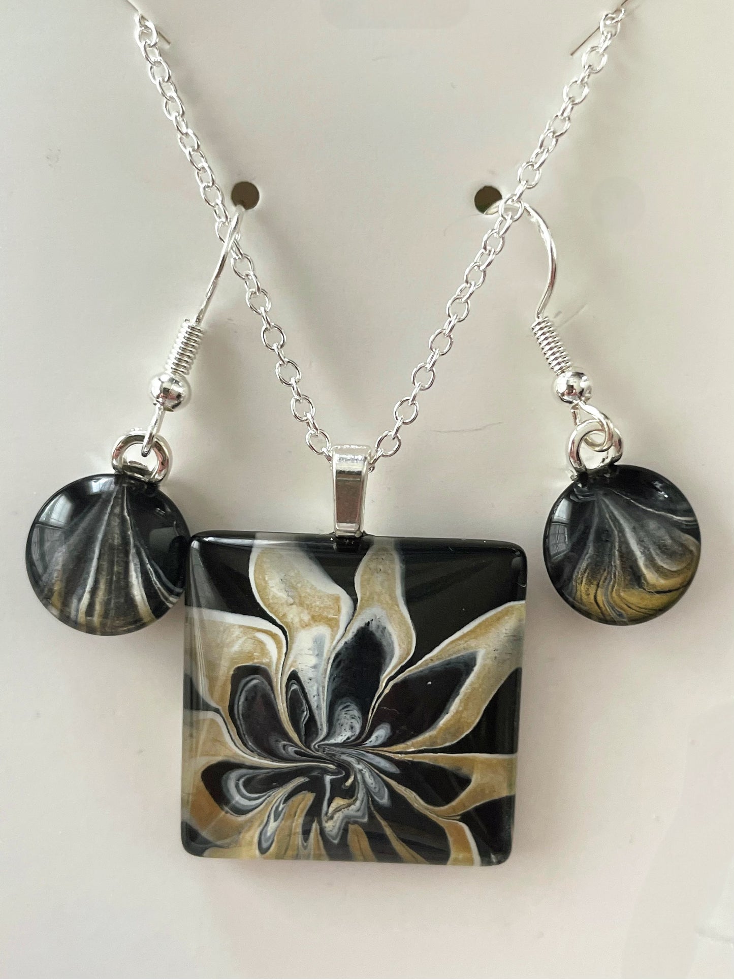 Daisy Mae (black, white) Earrings/Pendant Set DM116